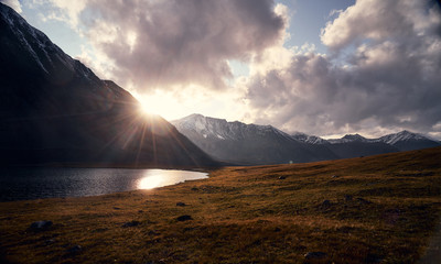 Obraz premium Autumn landscape of mountains and mountain lake in Altai near Mongolia