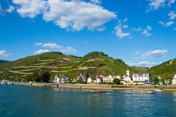 ライン川沿いの町アスマンスハウゼンと有名な老舗ホテルクローネ（リューデスハイムの隣の町）