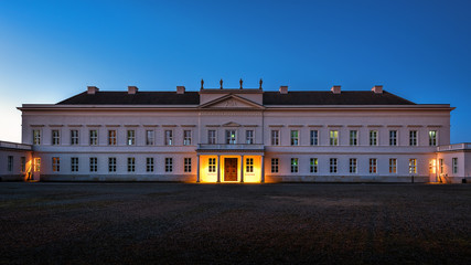 Fototapeta na wymiar Schloss in Herrenhausen, Hannover am frühen morgen