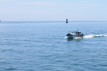 출항하는 어선