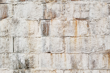 擁壁のコンクリートブロックの目地から染み出したエフロレッセンス