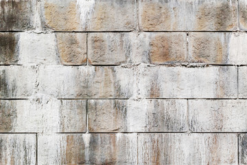 擁壁のコンクリートブロックの目地から染み出したエフロレッセンス