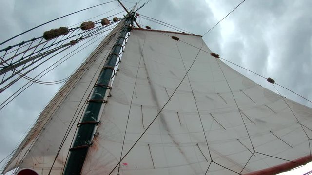 Vista de velas de velero en picada