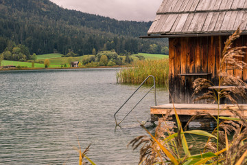 seelandschaft mit schilf und bootshütte