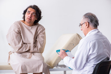 Obraz premium Aged male doctor psychiatrist examining young patient