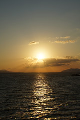 Fototapeta premium まばゆい光を放つ夕日と雲 島根県