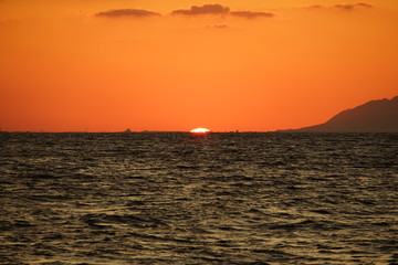 ほぼ湖に沈んだ夕日　宍道湖
