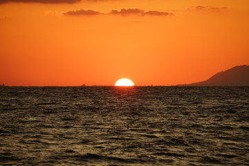 湖に沈みゆく太陽