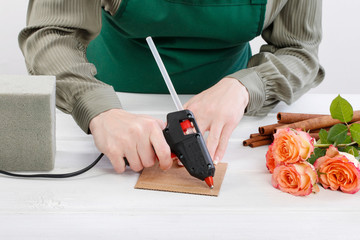 How to make floral arrangement with roses and cinnamon sticks