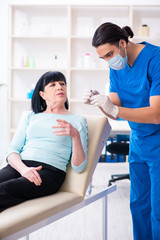 Obraz premium Old woman visiting male doctor for plastic surgery