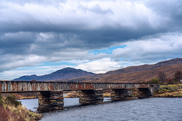 Obraz premium rusty bridge scotland lake river landscape outdoor