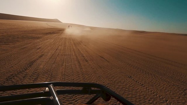 Quad dans le d&eacute;sert de Namibie en Afrique