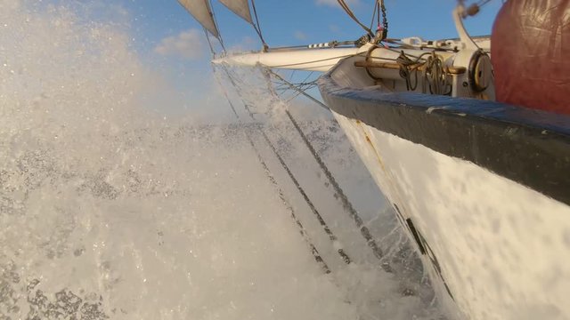 Proa de velero salpicada por las olas