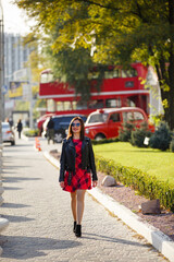 jeune femme près du bus anglais. Bus rouge de Londres - fille profitant de la vie. Belle femme souriante à Londres, Angleterre, Royaume-Uni. Femme jogging formation en ville avec bus à impériale rouge