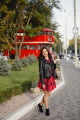 Foto op Plexiglas jonge vrouw in de buurt van Engelse bus. De rode bus van Londen - meisje dat van het leven geniet. Mooie lachende vrouw in Londen, Engeland, Verenigd Koninkrijk. Vrouw joggen training in de stad met rode dubbeldekker bus © Olga Mishyna