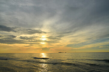 Obraz premium Tropical exotic sunrise seascape with ocean water reflection at Huay Yang beach resort, Thailand.