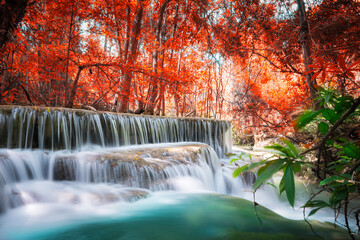 Obrazy na Szkle  Niesamowity w naturze, piękny wodospad w kolorowym jesiennym lesie w sezonie jesiennym