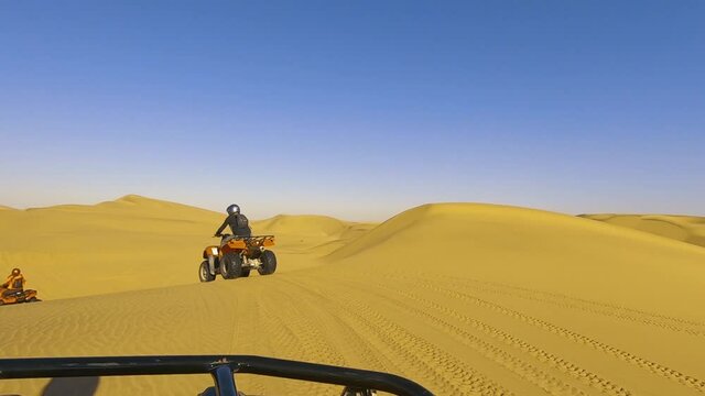 Quad dans le d&eacute;sert de Namibie en Afrique