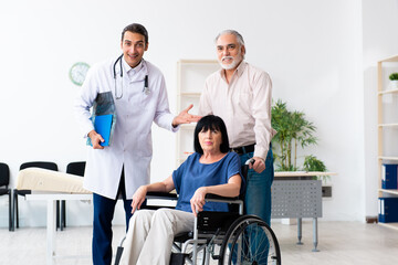 Obraz premium Old couple visiting young male doctor