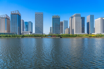 Obraz premium Budynki biurowe dzielnicy biznesowej i odbicie wody w Pekinie.
