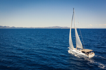 Segelyacht unter Segel im Mittelmeer