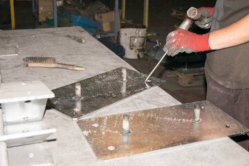 worker marks the tin