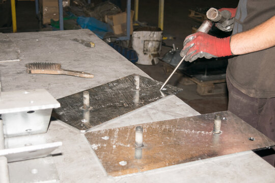 worker marks the tin