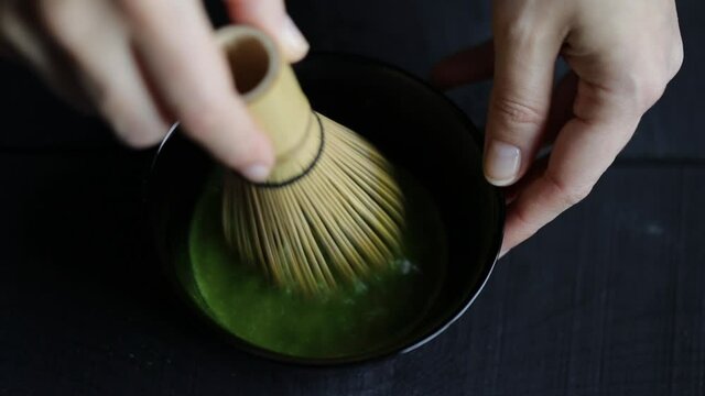 Preparation of matcha green tea by whisk