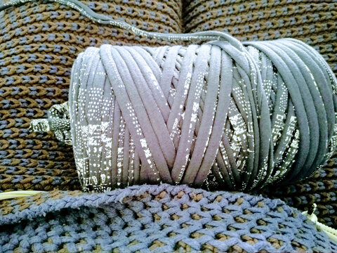 Tejido  de trapillo de color blanco y gris.