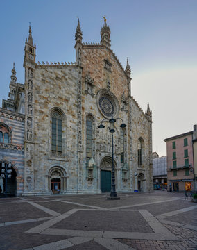 Italy, Lombardy, Como, Assumption of the Blessed Virgin Maria Cathedral at sunrise in Winter