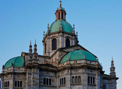 Italy, Lombardy, Como, Assumption of the Blessed Virgin Maria Cathedral at sunrise in Winter