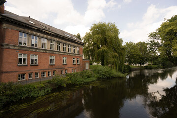 Fototapeta premium Bâtiment industriel sur un canal en Europe du nord, Danemark