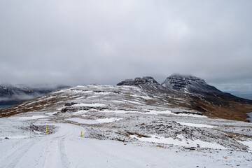 Die Berge F&yacute;lsdalsfjall und Kambur an der Bucht Vei&eth;ileysa nahe der Ortschaft Djupavik in den isl&auml;ndischen Westfjorden