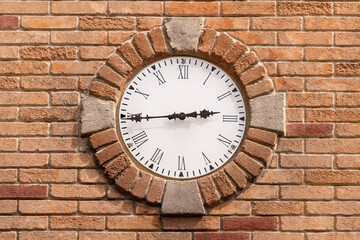 Fototapeta na wymiar old clock on the wall