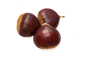 Obraz premium raw chestnuts isolated on white