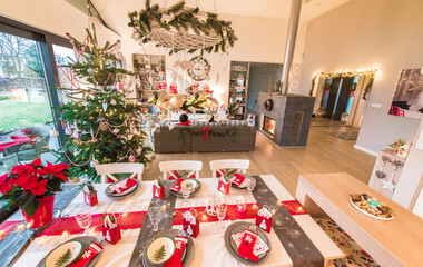 Nakryty stół wigilijny w nowoczesnym domu z kominkiem na święta Bożego Narodszenia