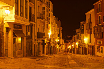 Gasse in Carcassonne bei Nacht, Frankreich