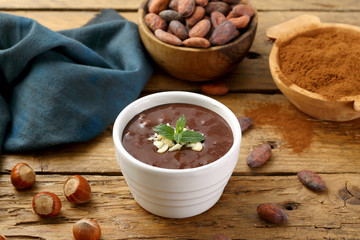 cioccolato o nocciolato e cacao sfondo marrone