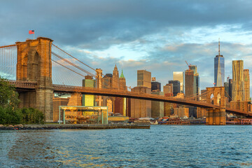 Fototapeta na wymiar Sunrise at Brooklyn Bridge Park with view to Manhattan Skyline.