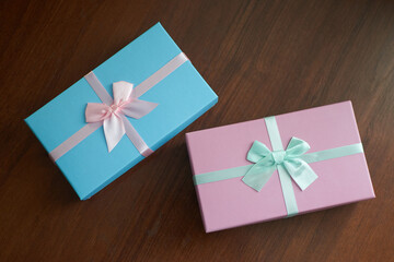 blue and pink gifts are on the table