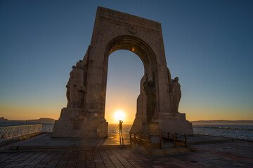 couché de soleil sur mer méditerranée  monument aux morts