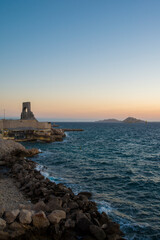 Fototapeta na wymiar couché de soleil sur mer méditerranée monument