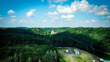 Obraz premium Blick auf die Burg in den Wäldern