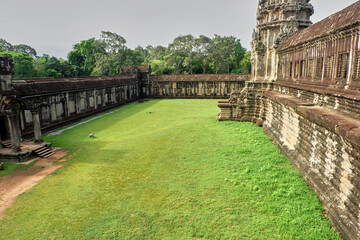 Fototapeta na wymiar Architecture and lawns of Angkor Wat