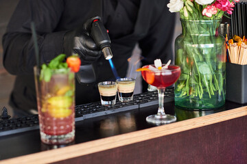 Obraz na płótnie Canvas Bartender makes hot alcoholic cocktail.