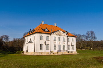 Fototapeta na wymiar Park w zespole pałacowo-parkowym Branickich, Choroszcz. Muzeum Wnętrz Pałacowych w Choroszczycz .