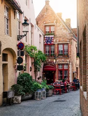 Rolgordijnen Brugge Oude straat van het historische stadscentrum van Brugge (Brugge), provincie West-Vlaanderen, België. Stadsgezicht van Brugge.