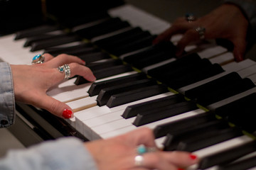 Fototapeta premium mano piano 2