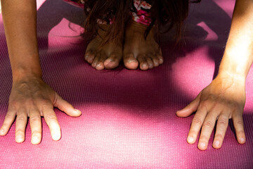 Obraz na płótnie Canvas feet and hands on yoga teacher mat