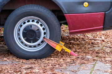 Parkkralle bzw. Autokralle am Reifen eines gestohlenen Fahrzeugs dient der Wegfahrsperre f&uuml;r beschlagnahmte Fahrzeuge und als Sicherung auf Parkpl&auml;tzen f&uuml;r Versicherungsschutz